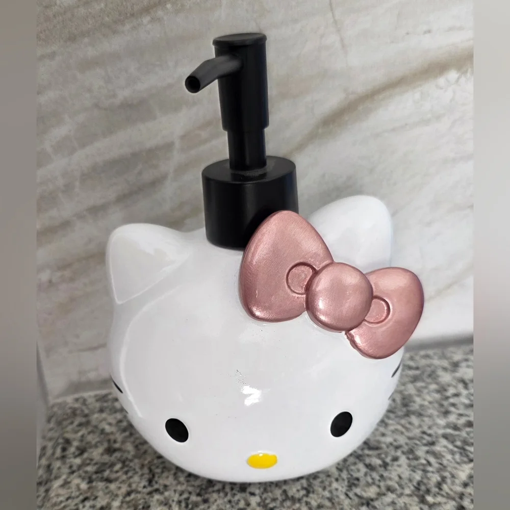 NWT Sanrio Hello Kitty Head Pink Shimmer Shiny Bow Soap Lotion Pump Dispenser